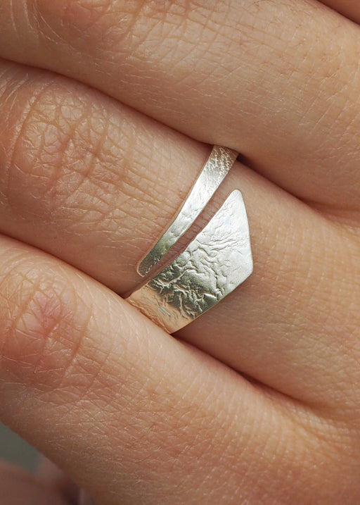 Foresta Vine Fine Textured Ring