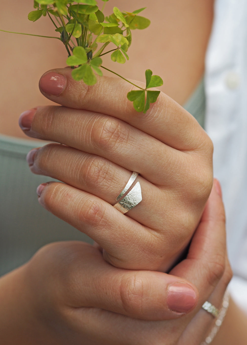 Foresta Vine Fine Textured Ring