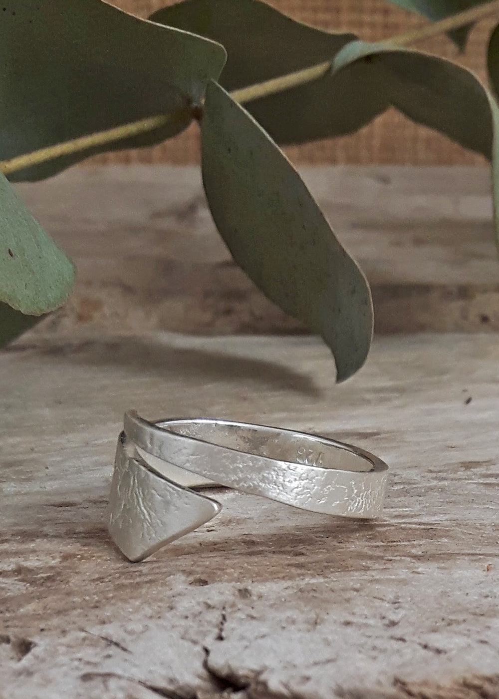 Foresta Vine Fine Textured Ring