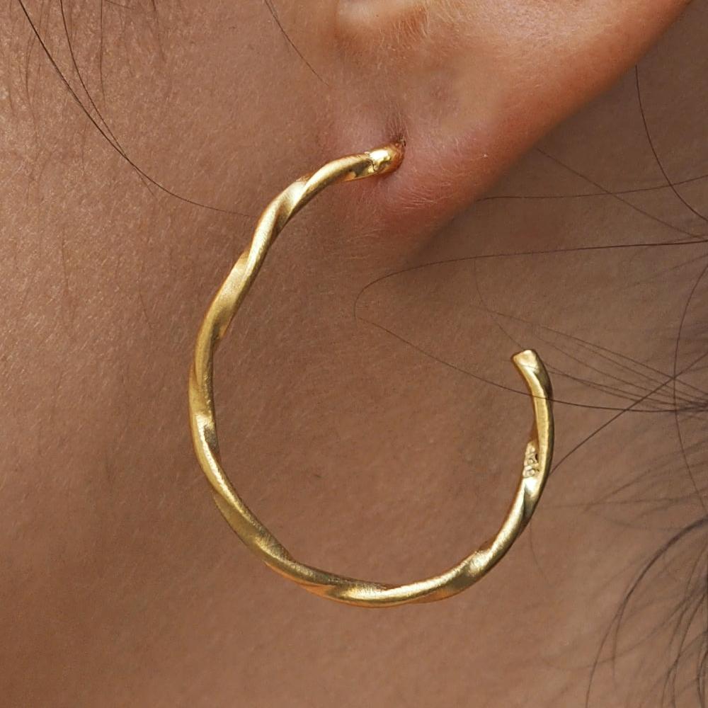 Lattice Hoop Single Strand Gold Earring