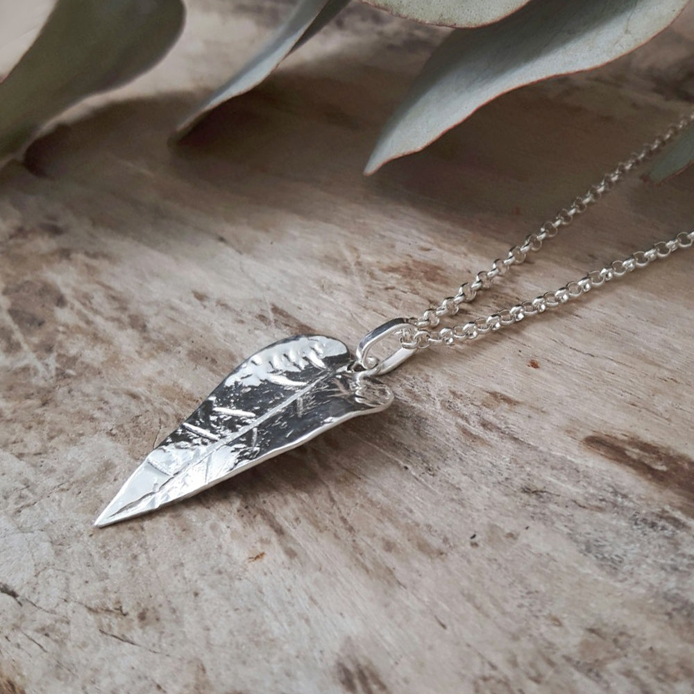 Arrowhead leaf pendant in silver top