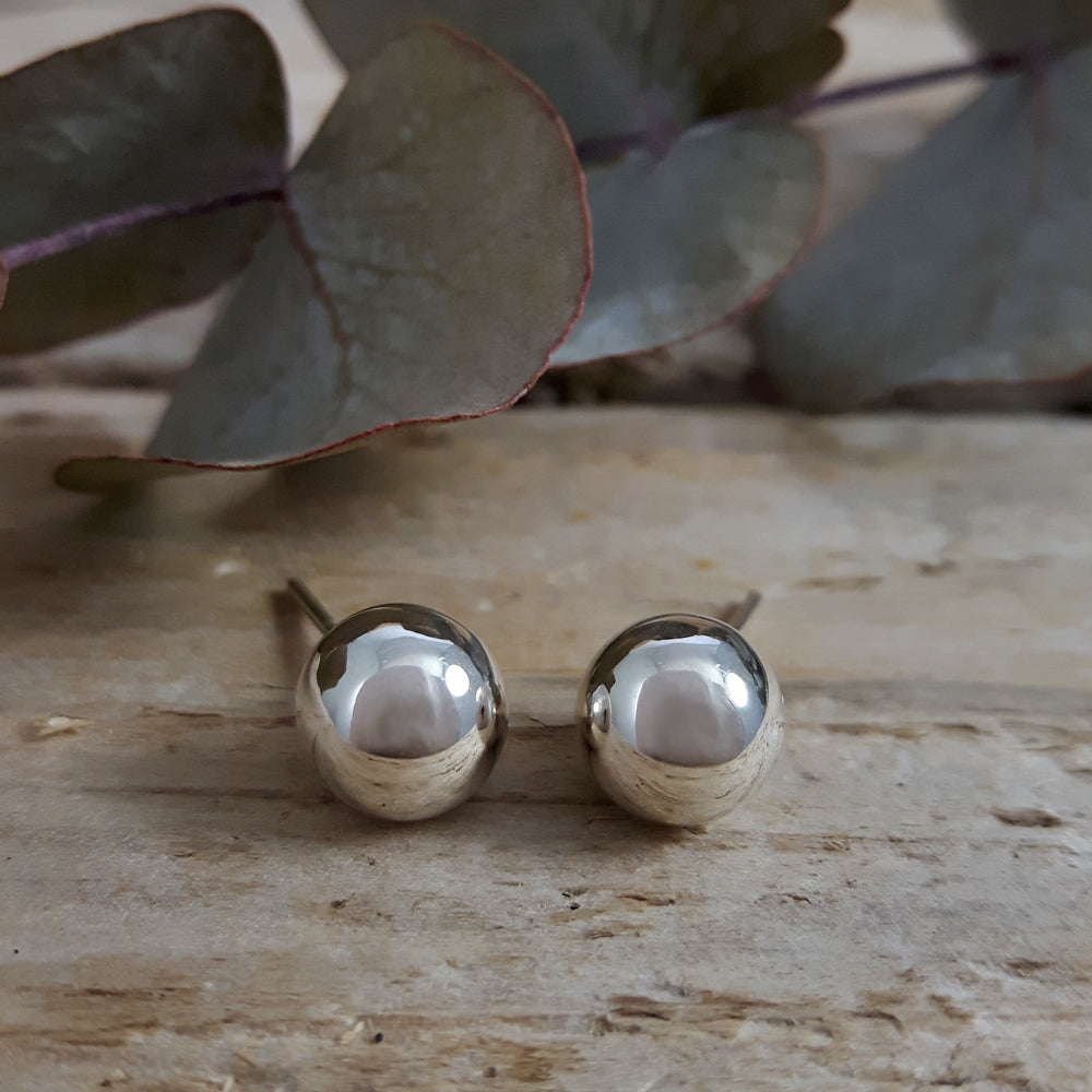 Pea Polished Medium Stud Earrings