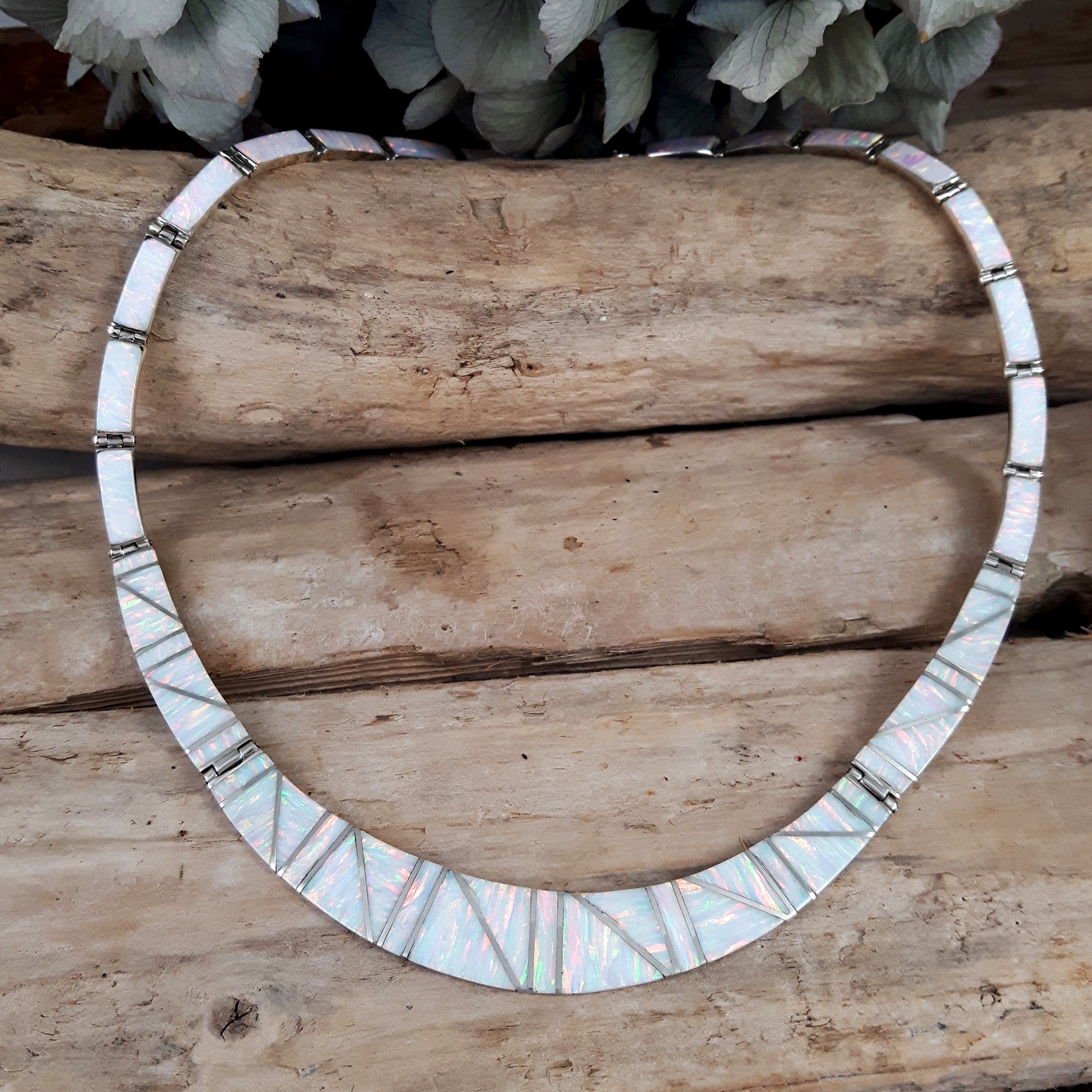 Flinder Nouveau White Necklace