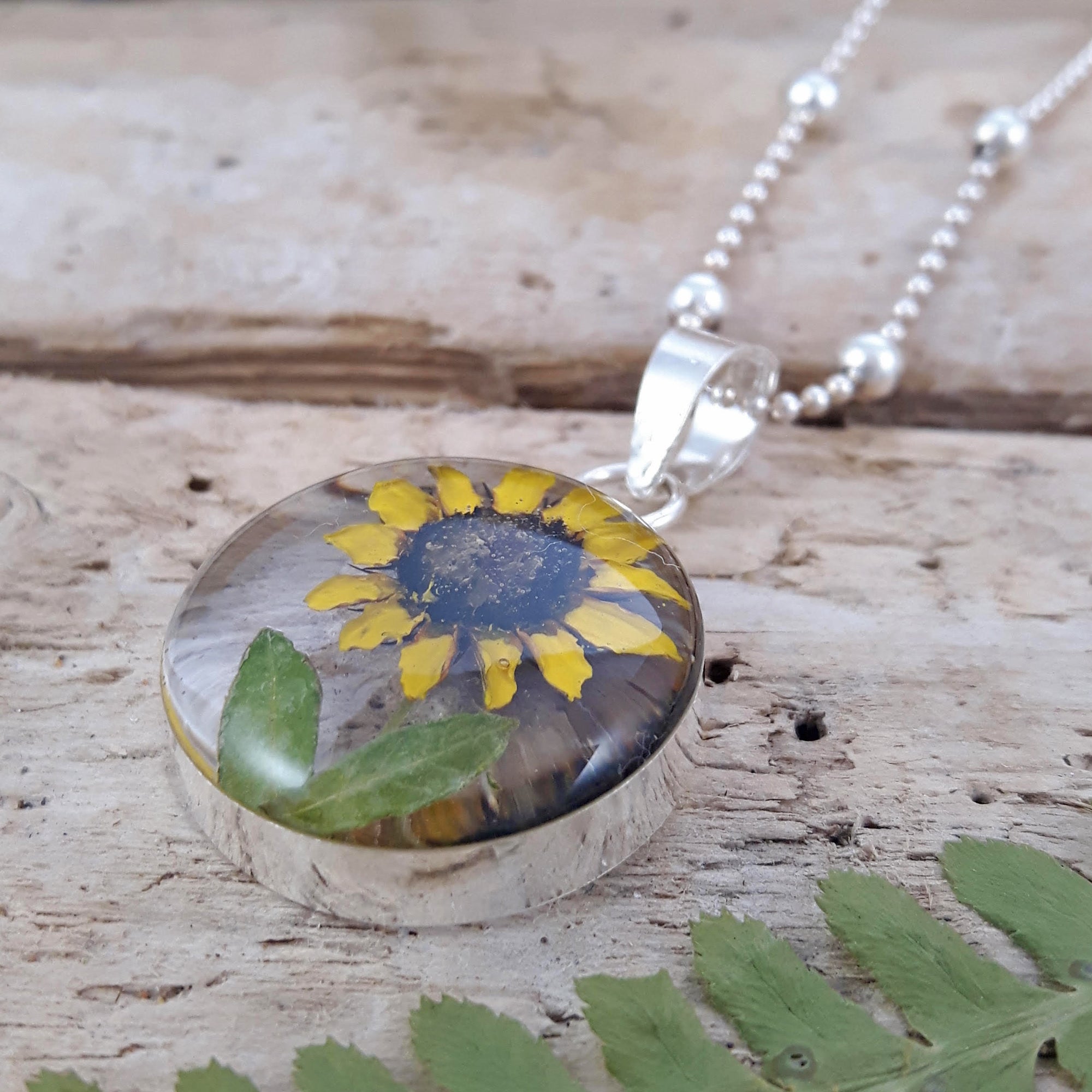 Flores Sunflower (stem) Round Medium Pendant