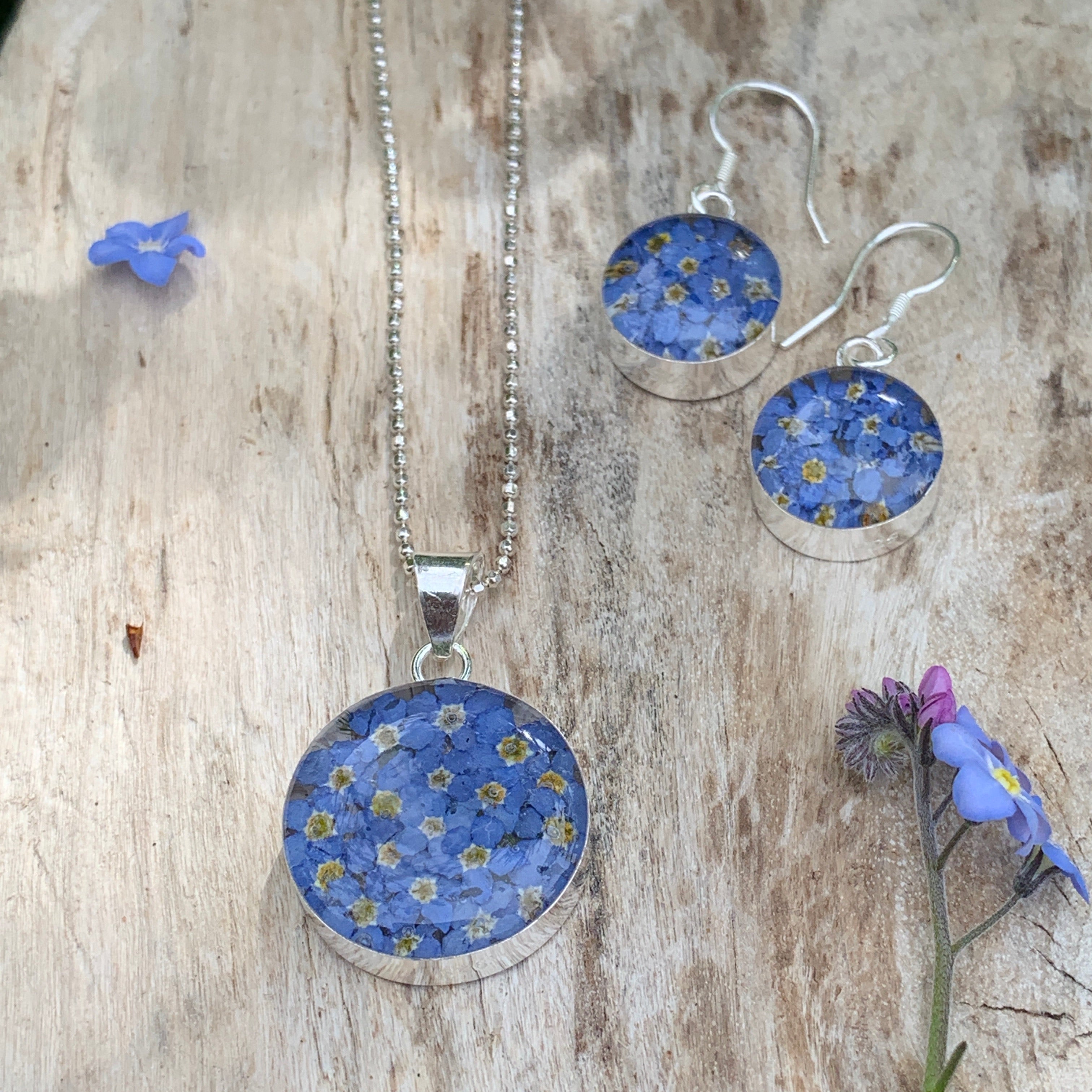 Flores Forget-Me-Not Round Medium Pendant