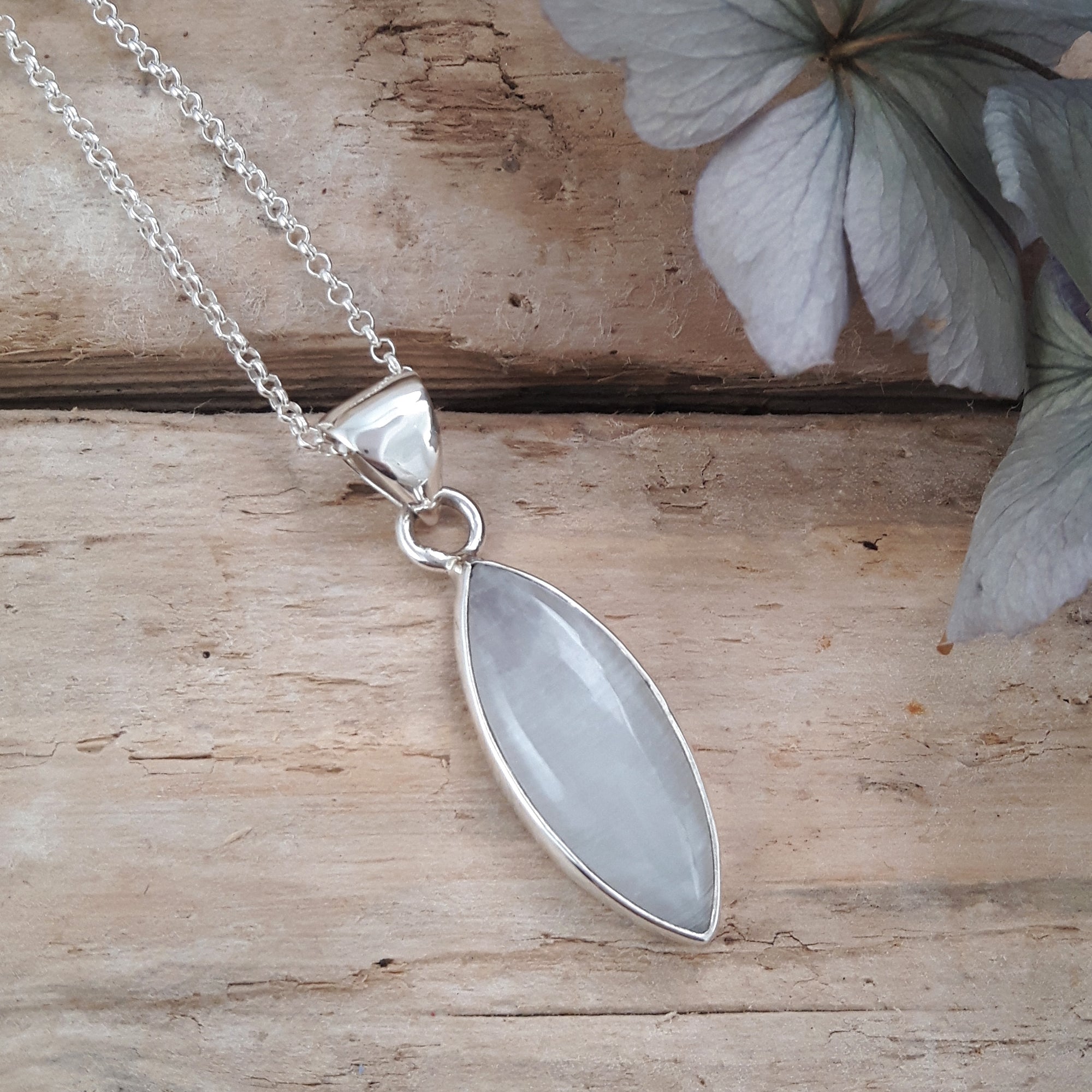 Monet Moonstone Med Pendant Oval A