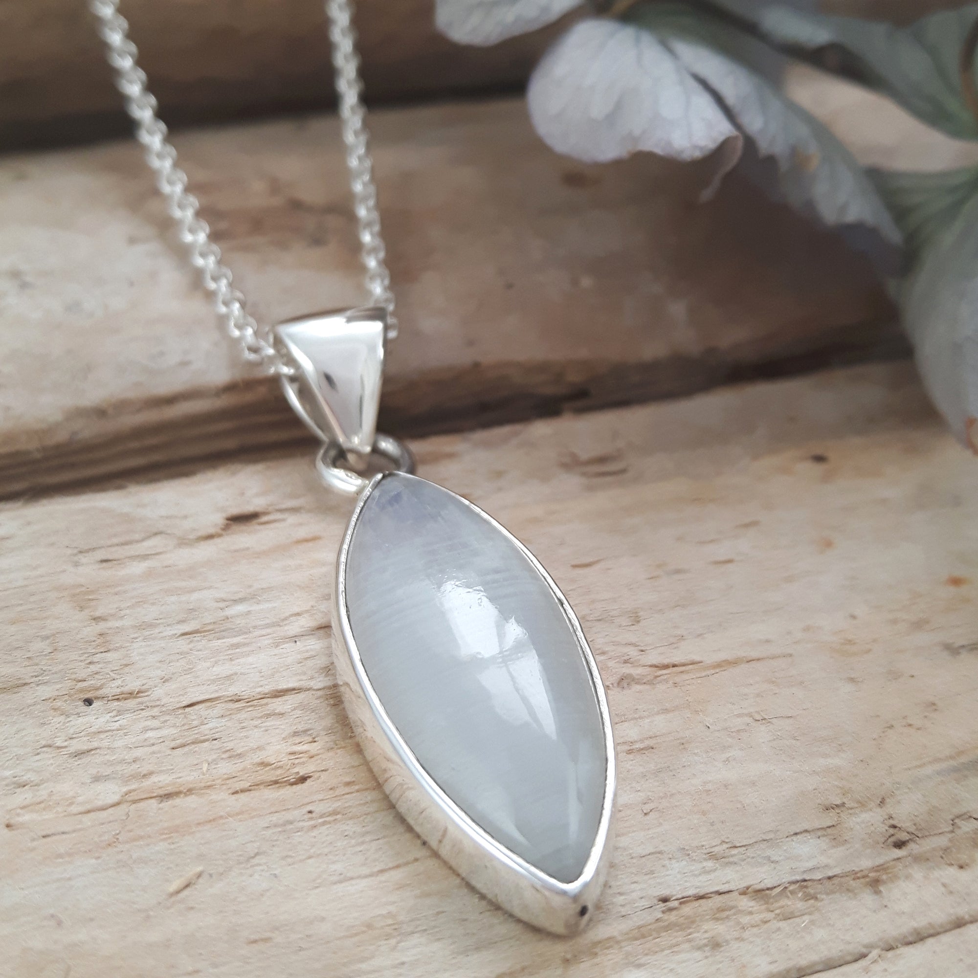 Monet Moonstone Med Pendant Oval A